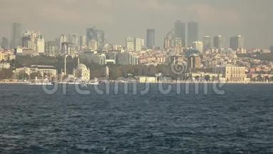 从博斯普鲁斯海峡到伊斯坦布尔现代化的城市，摩天<strong>大楼</strong>，土耳其。 4K超高清录像，3840