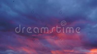 深蓝，紫色和红色的风暴天空背景在日落与惊人的活力云形成4k