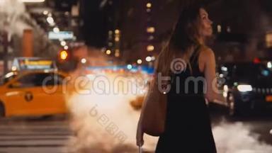 后景年轻<strong>美</strong>丽的女人站在人行横道附近，交<strong>通道</strong>路在纽约，<strong>美</strong>国市中心。