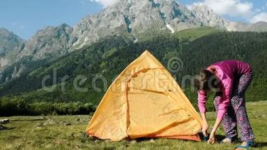 快乐的旅游女孩在山上搭帐篷放松