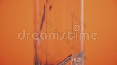 杯中的苏打水，橙色背景，<strong>清爽</strong>的饮料，干净的起泡水