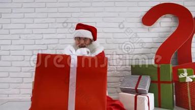 穿圣诞老人服装的快乐老人，地板上有礼品盒