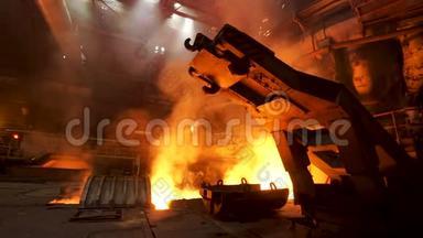 一种在热车间有钩子的机构，在冶金厂有<strong>上升</strong>的<strong>烟雾</strong>和燃烧的火。 库存数据