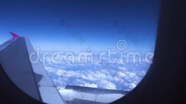 蓝天，白云和<strong>机翼</strong>从窗口飞行的客机。 蓝天白云上的<strong>飞机</strong>翼