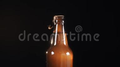 用啤酒开瓶器在黑色背景下缓慢运动，烟雾来自开瓶时的瓶颈