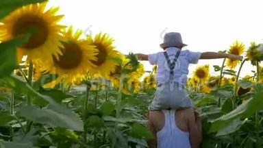 暑假，少年女孩背着孩子，背着向日葵穿过田野