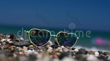<strong>太阳</strong>镜躺在沙子上。 戴着<strong>墨镜</strong>反射着大海，海浪和天空..