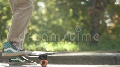 滑板人在户外踢滑板。 滑板运动员在公园里玩滑板。