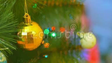 <strong>电视背景</strong>下圣诞树上的花环和玩具。 圣诞树上的树枝装饰着明亮