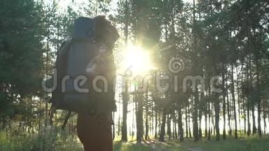 快乐的年轻人背着背包在森林里愉快的夏季野营之旅，慢悠悠的