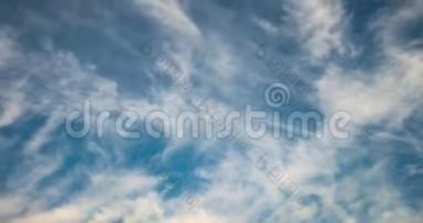 蓝天背景的时间推移与微小的条纹卷云条纹蓬松云。 天气晴朗，多<strong>风天</strong>气