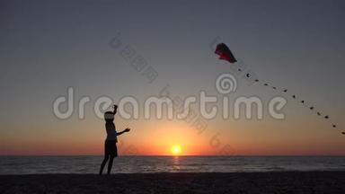 沙滩上玩飞风筝的孩子，日落时的孩子，海岸上的快乐女孩