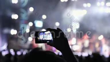 演唱会现场人员拍摄视频或照片..