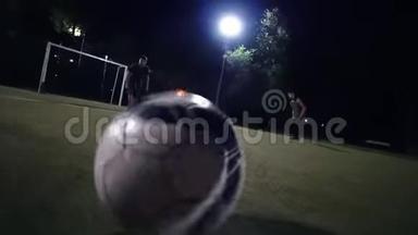 球在球场上移动，它是一个足球运动员，把球传给另一个进球的球员