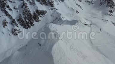 一座被雪覆盖的山上，人们自由活动，空中拍摄的画面是4k