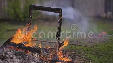 一把旧木扶手椅着火摔碎