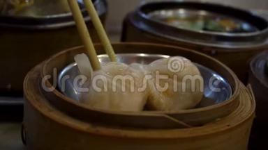 女人在餐馆里用筷子吃点心。 传统的中国菜。