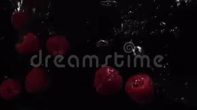 蓝莓、蓝莓、黑莓和苹果碎片在黑色背景下<strong>落入水中</strong>。 慢动作。 有机有机