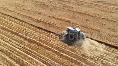 空中观景联合收割机收割小麦