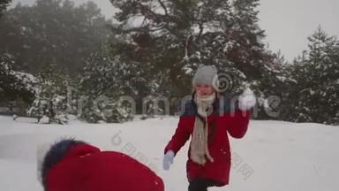 <strong>孩子</strong>们在松冬雪地公园玩雪球，通过雪堆和<strong>笑声</strong>。 女孩在冬天在雪地里玩耍。 圣诞节