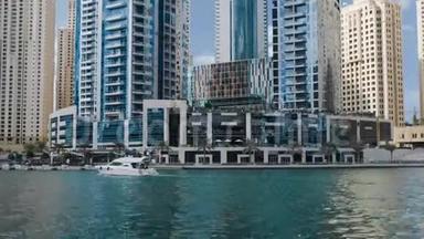 迪拜码头摩天<strong>大楼</strong>的风景，有大船，天际线，从海上俯瞰，阿联酋