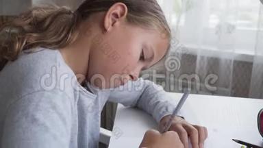 勤奋的小女孩在家做作业