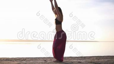 穿着<strong>瑜伽服</strong>的女人在海滩和水前做<strong>瑜伽</strong>。 各种姿势。 <strong>瑜伽</strong>姿势-眼镜蛇。 冥想。 阿萨纳