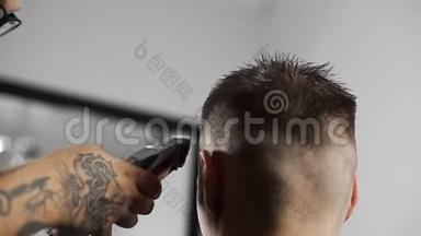 理发师在理发店为顾客理发，用理发器、人`理发，在理发店刮胡子