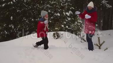 <strong>孩子</strong>们在松冬雪地公园玩雪球，通过雪堆和<strong>笑声</strong>。 女孩在冬天在雪地里玩耍。 圣诞节