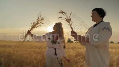 两个美丽而不年轻的女人站在田野上，看着被红丝带束缚的麦穗手，交流