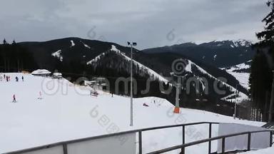 人们在冬季<strong>滑雪场</strong>的雪坡上滑雪和滑雪板。 雪山上的滑雪电梯。 <strong>滑雪场</strong>冬季活动20
