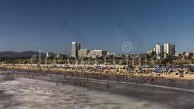 洛杉矶圣塔莫尼卡码头旅游足迹加州海滩的人群时间推移<strong>电影片段</strong>