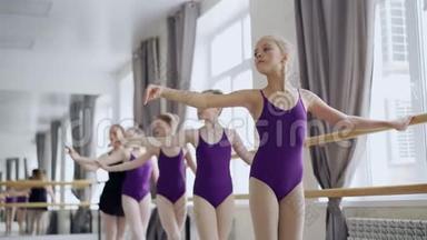 <strong>勤奋</strong>的芭蕾舞学生在演播室上课时练习手臂动作。 教师职业芭蕾舞演员帮助