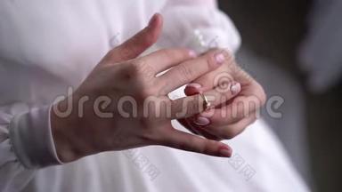 年轻女子戴着带有钻石的手指首饰戒指。 豪华昂贵的求婚戒指。 婚礼当天新娘