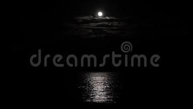 月亮在海水中的倒影，月光在水中的倒影