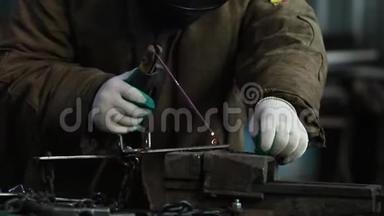 焊接工艺。 一名工人通过焊接将一个小细节
