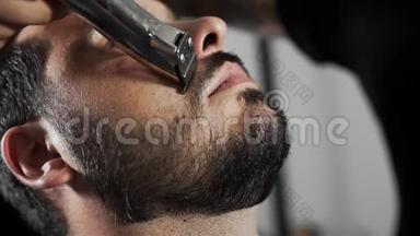 理发师在理发店用修剪机和梳子剪`顾客的<strong>胡子</strong>，<strong>男士</strong>`理发和刮<strong>胡子</strong>