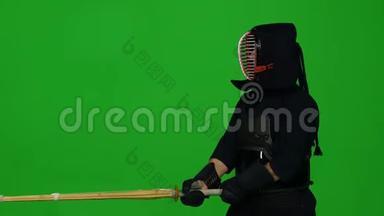 阳刚<strong>剑道</strong>战士用绿色屏幕上的竹子练习武术。 快关门