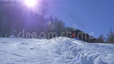 黄色动作：年轻的职业滑雪者骑着半管在大山雪地公园，在半管上喷洒雪到照相机里