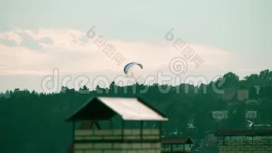 不知名的<strong>动力滑翔伞</strong>在镇上附近飞行
