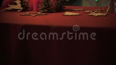 桌子上有漂亮的圣诞装饰，明亮的灯光闪闪发光，垂直全景