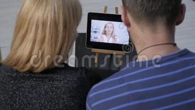 医生通过视频聊天与一对已婚夫妇汇报体检结果.. 网上医疗
