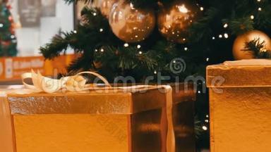 大型礼盒，赠送商场圣诞树<strong>下</strong>金色.. 圣诞节和新年`礼物装饰。 礼品
