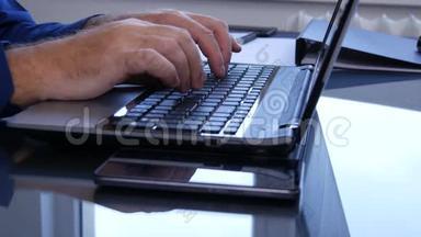 公司办公室使用电脑的商人介绍电子资讯