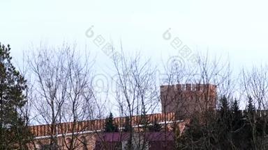 天空背景上有圆塔的砖堡垒。 库存录像。 背景上的Smolensk堡垒红砖砌筑