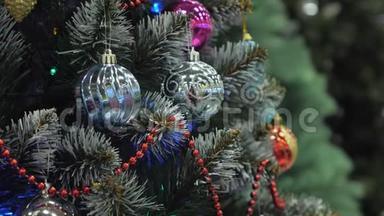 漂亮的人造圣诞树，闪闪发光的装饰品