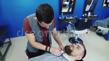 男人在理发店或发廊`发型和理发。 理发店。 工作场所的理发师