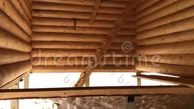 内部部分结构为木屋，细节为正在施工的木质结构，房屋制作..
