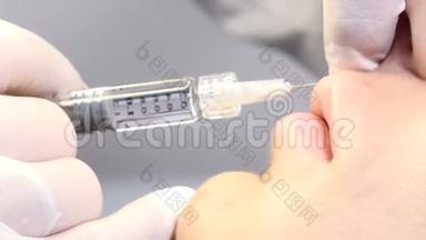 美容注射。 近景在一位美容医生手在手套做面部老化注射。 女人是美丽的