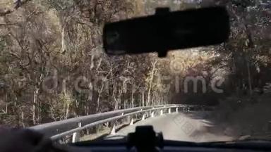 在克里米亚的山路上开车。 从山上的汽车上看。 车前窗视图..